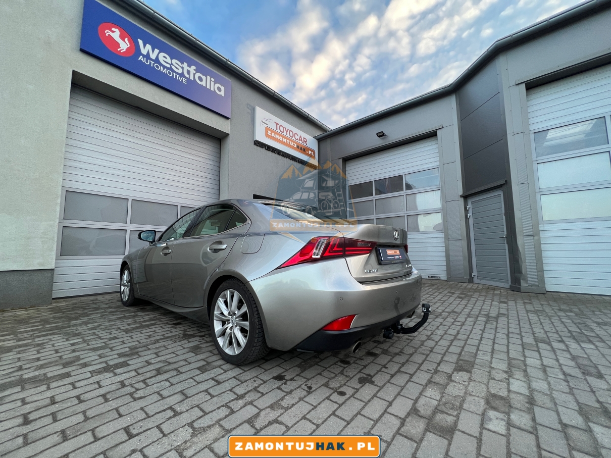 na zdjeciu lexus is bez kuli haka holowniczego